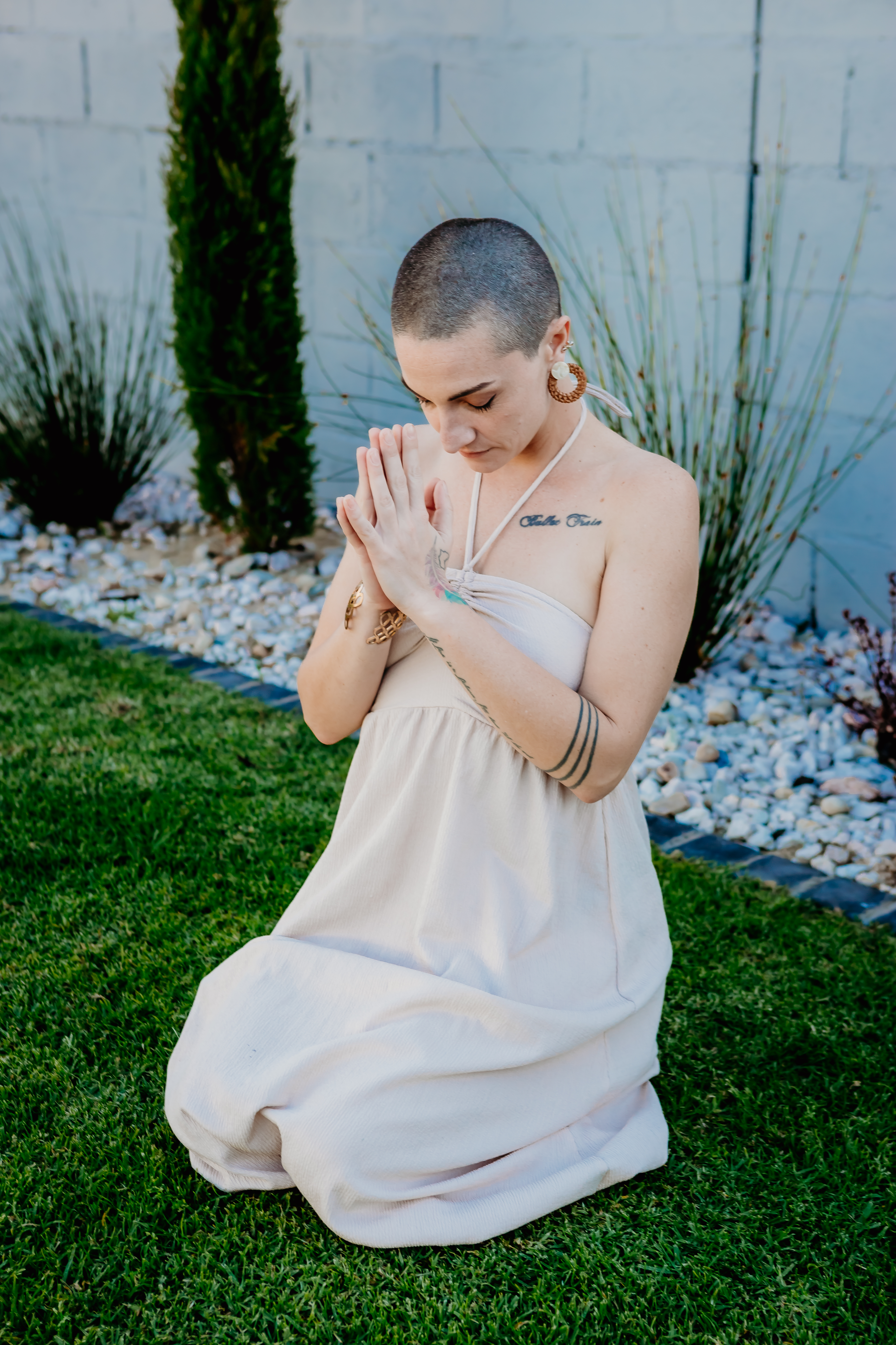 KinnaYana in prayer